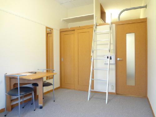 居室・リビング　洋室約６帖、カーペット敷き