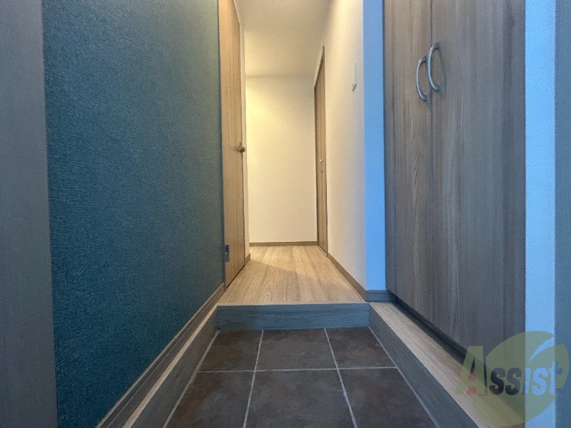 玄関　玄関からの様子です。すぐ部屋が見えないのは安心ですね。