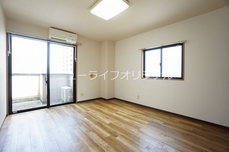 居室・リビング　ベッドや大きな家具も置ける8.2帖洋室☆照明、エアコン付き☆