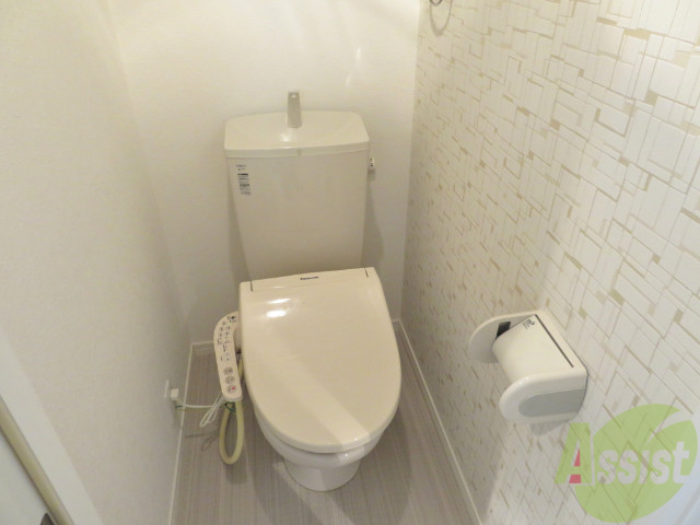 トイレ　トイレにはウォシュレットも備え付け、壁紙もすてきですね