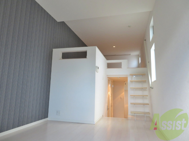 居室・リビング　アクセントクロスも素敵な天井の高い開放的なリビングです