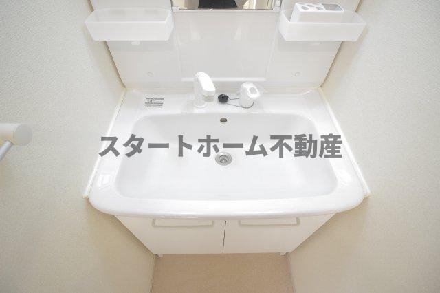 洗面設備　ゆったりとスペースのある洗面所