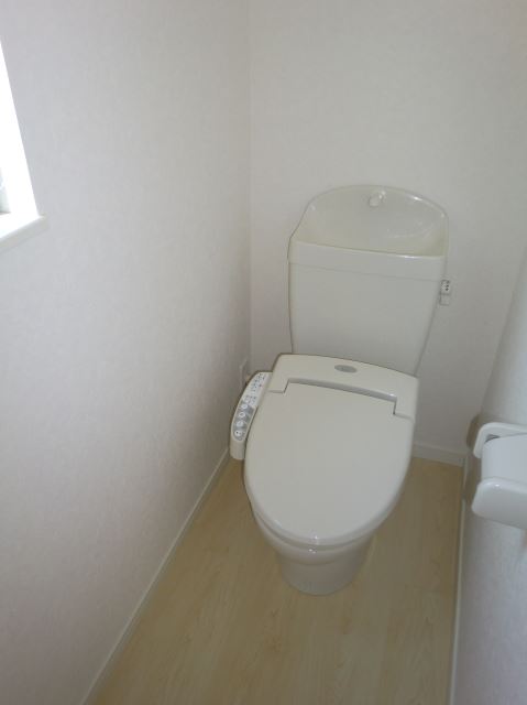 トイレ　シャワー付きトイレです。