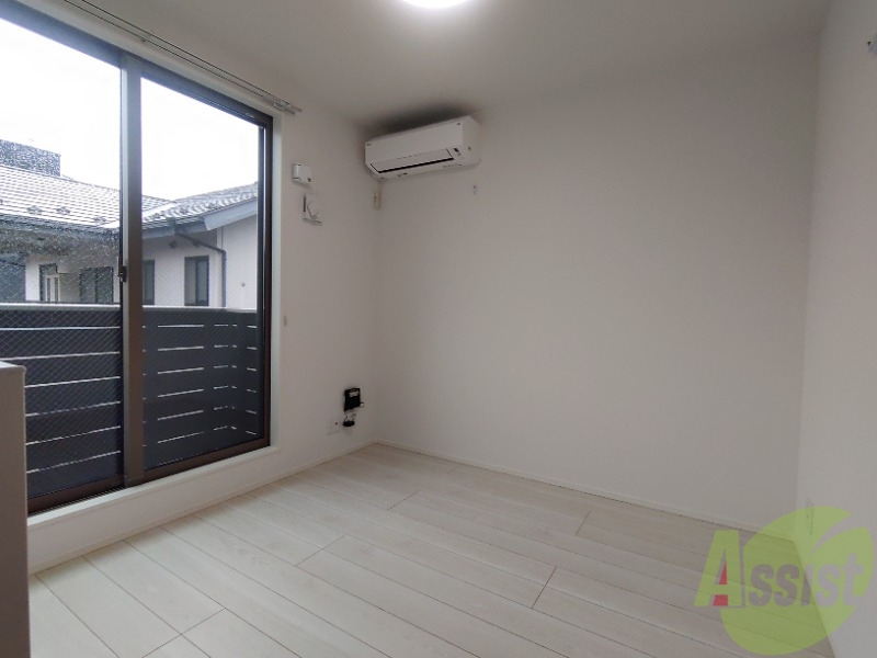 居室・リビング　広くきれいなリビングは明るい光も良く差します。