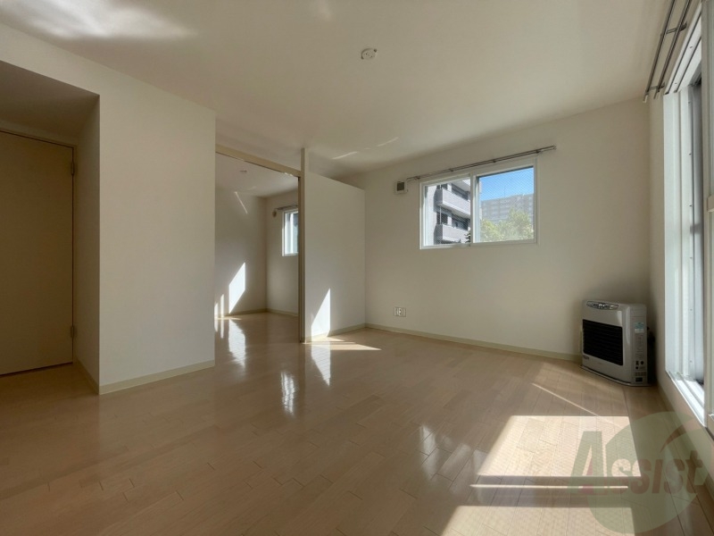 居室・リビング　リビングです。木目のフローリングが落ち着きますね。