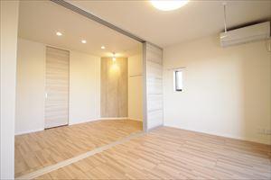 居室・リビング　仕切りを自由に動かして空間を分けられます！