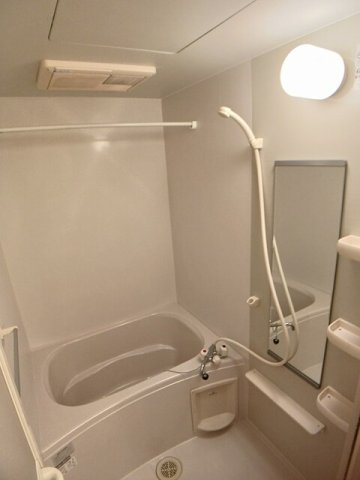 バス・シャワールーム　コンパクトで使いやすいお風呂です