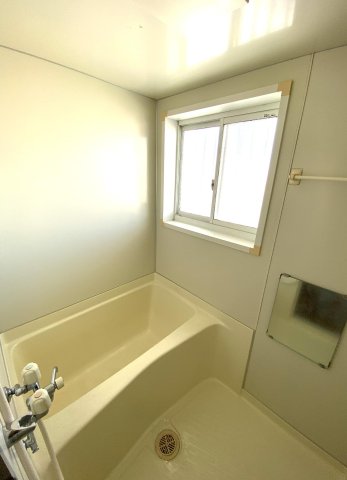 バス・シャワールーム　広いスペースに小窓付きなので、気持ちよく使えます