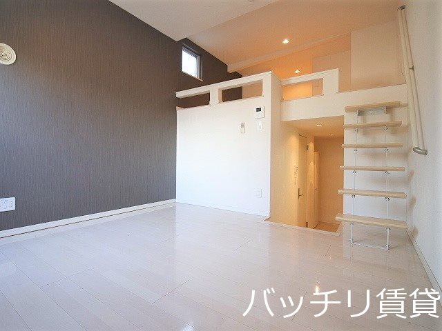 居室・リビング　別号室タイプの為、現状を優先致します。