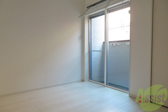 居室・リビング　大きな窓から入る日差しが暖かいですね～～。