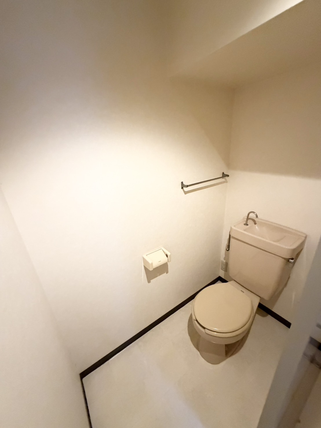 トイレ　窓が二重サッシですので外の音はあまり聞こえません☆