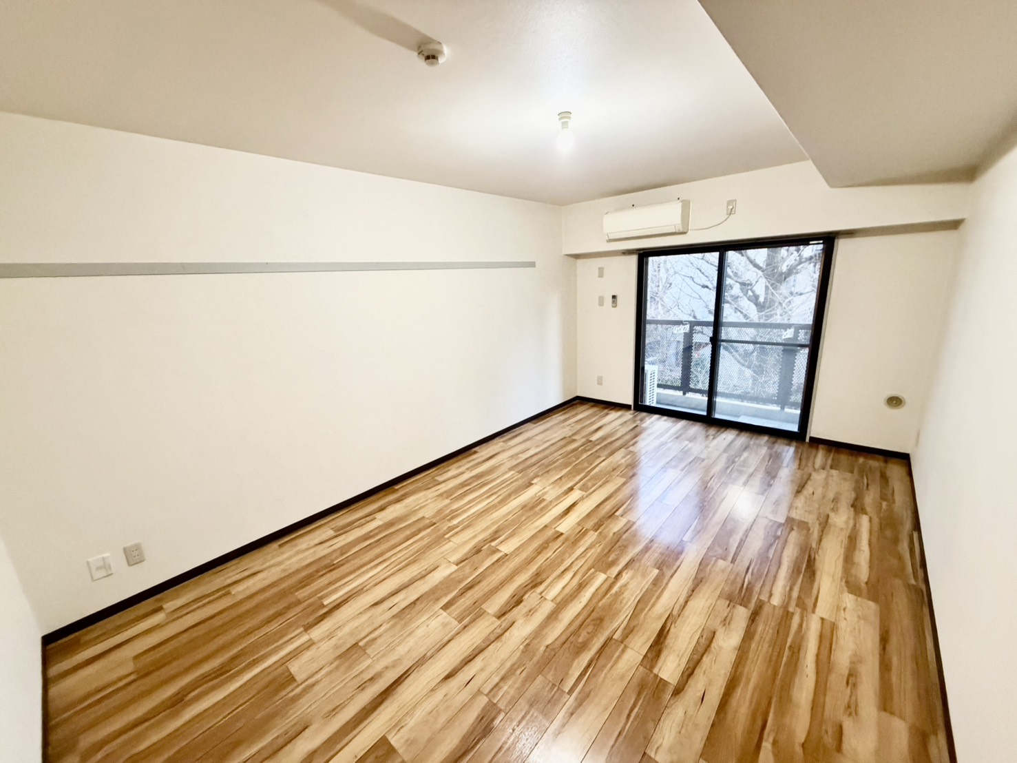 居室・リビング　窓が二重サッシですので外の音はあまり聞こえません☆