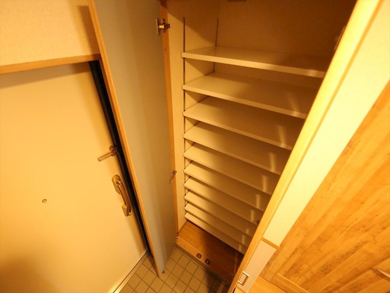 玄関　玄関　シューズボックス付（収納充実してます）