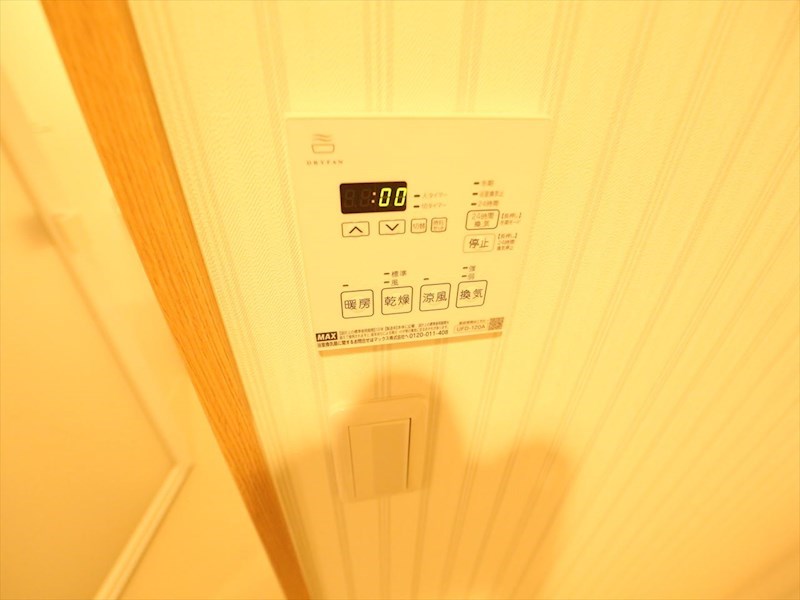 その他設備　浴室暖房乾燥機付き