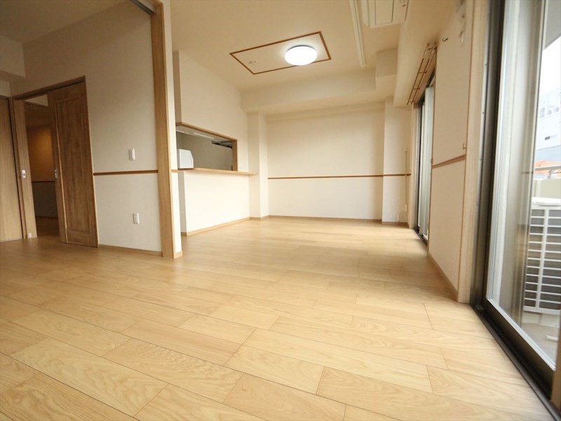 居室・リビング　ＬＤＫ16.3帖　カウンターキッチン　南面バルコニー