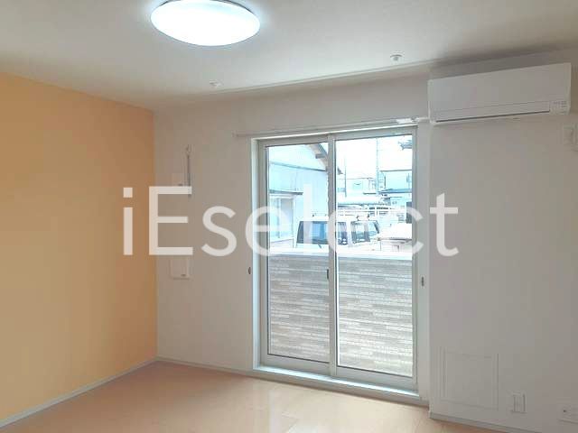 居室・リビング　アクセントクロスがおしゃれなリビングです