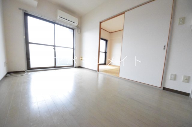 居室・リビング　ゆったり過ごせる居間です