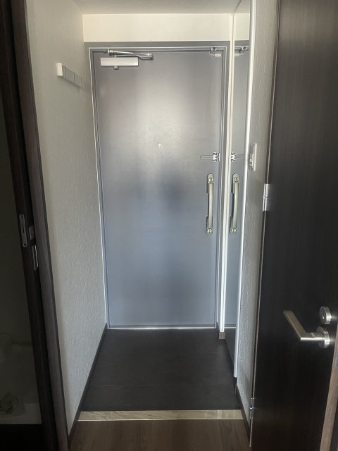 玄関　同物件別号室のものです。