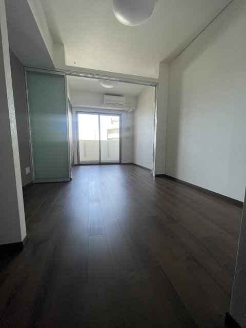 居室・リビング　同物件別号室のものです。