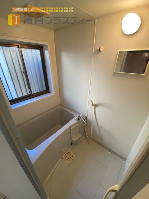 バス・シャワールーム　窓付きで風通し良し！