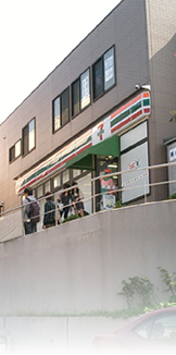 コンビニ　セブンイレブン港区飯倉店（コンビニ）まで121m