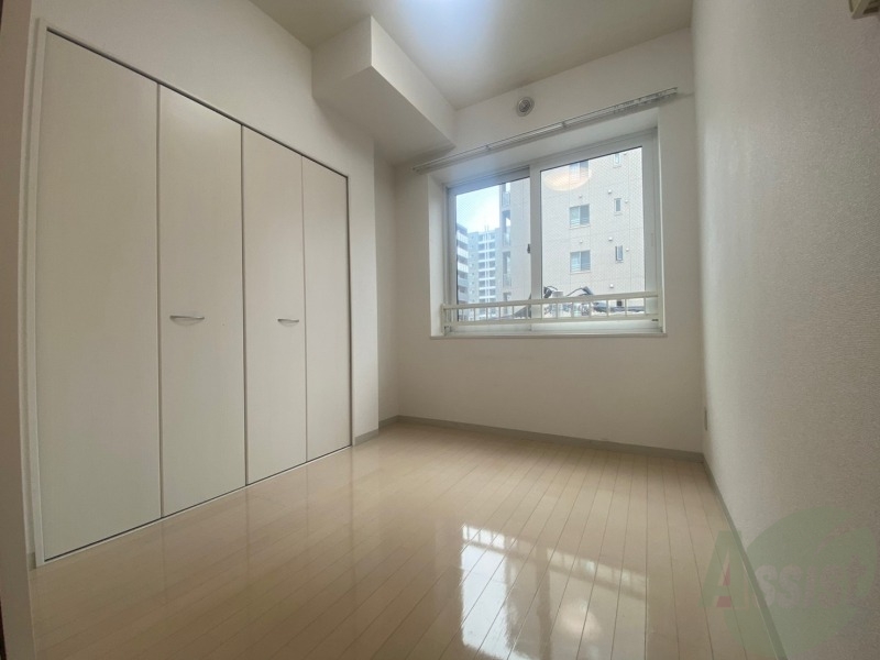 その他部屋・スペース　寝室はこちらです。光が差し込む、温かみのあるお部屋です。