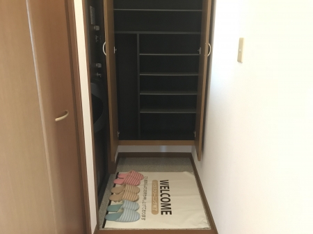 玄関　収納もある玄関です