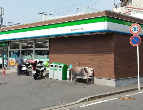 コンビニ　ファミリーマート 横浜神大寺一丁目店（コンビニ）まで301m