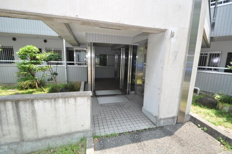エントランス　敷地内駐車場の空き状況はご連絡ください