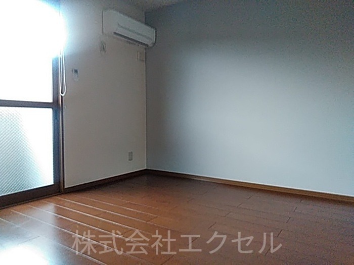 居室・リビング　エアコン完備の明るい室内です。