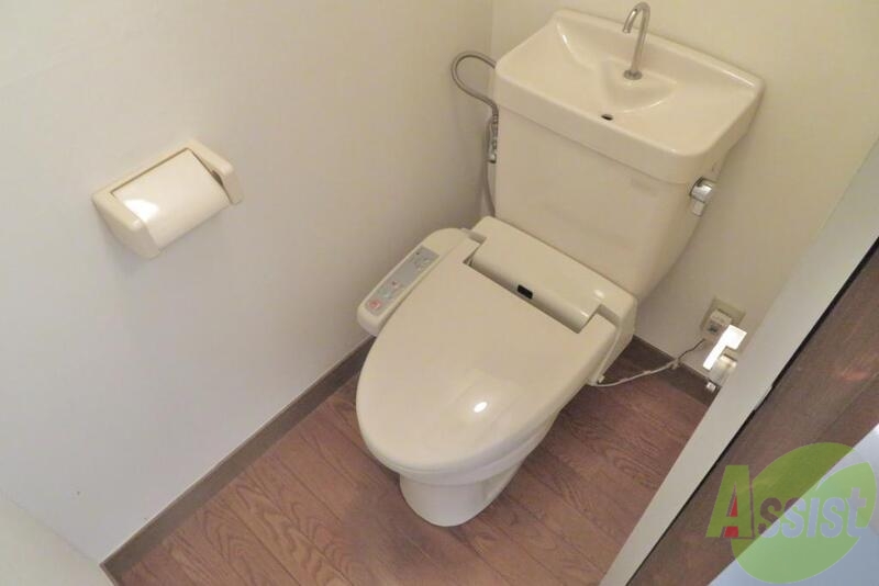 トイレ　バス・トイレ別、温水洗浄便座付で快適＆清潔。