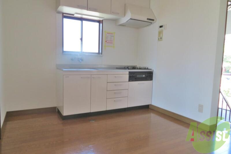 居室・リビング　システムキッチン付きのきれいなお部屋になっております。」
