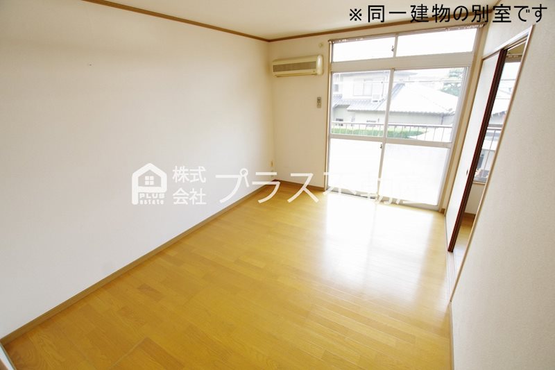 居室・リビング　こちらの居間で趣味の時間をお楽しみください