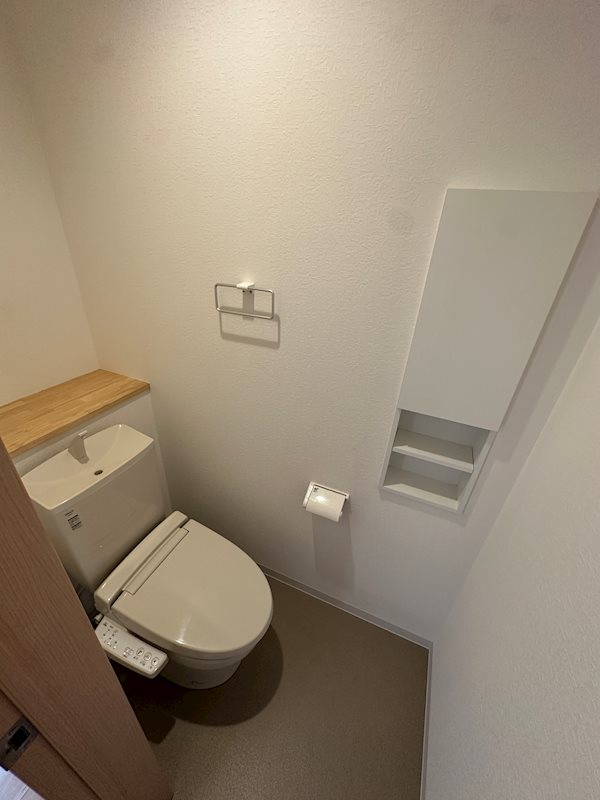 トイレ　※清掃前の写真になります