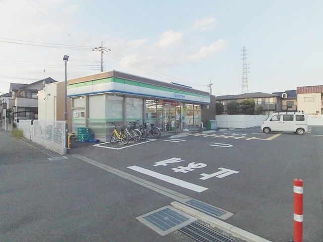 コンビニ　ファミリーマート上尾小泉店（コンビニ）まで548m