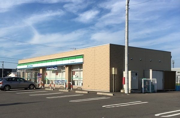 コンビニ　ファミリーマート（コンビニ）まで1200m