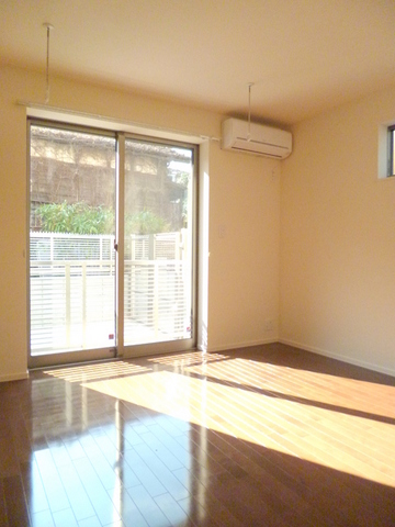 居室・リビング　角部屋２面採光　明るいお部屋です
