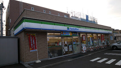 コンビニ　ファミリーマート札幌南郷15丁目店（コンビニ）まで100m