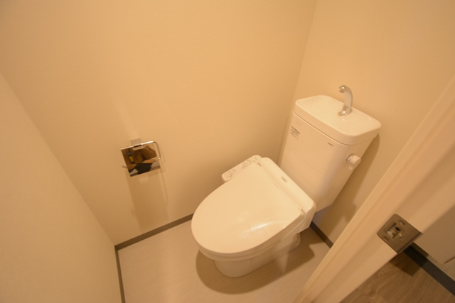 トイレ　温水洗浄便座付きのトイレです♪