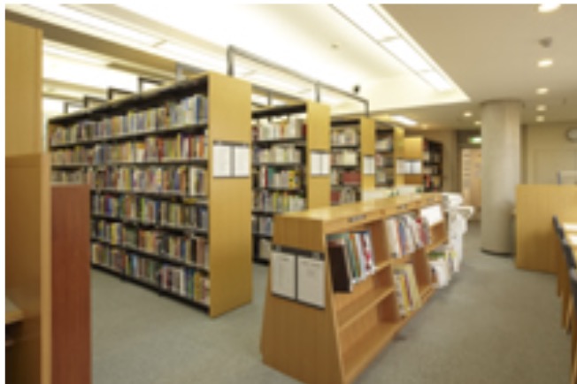 図書館　こども教育宝仙大学図書館（図書館）まで145m