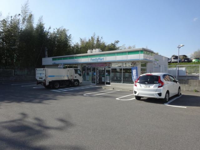 コンビニ　ファミリーマート（コンビニ）まで270m