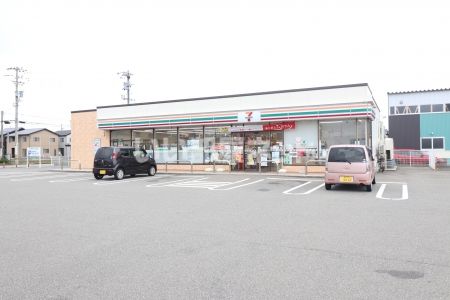 コンビニ　セブンイレブン　金沢近岡町店（コンビニ）まで332m