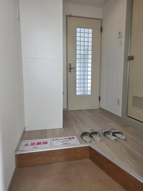 ＪＲ総武線快速 新小岩駅 徒歩8分 6階建 築36年の玄関写真