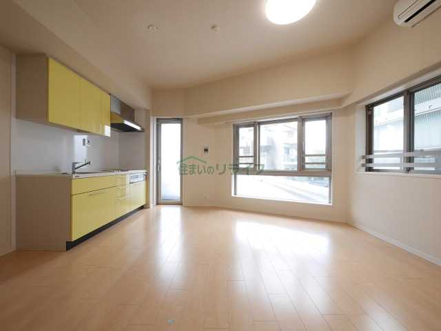 プライムアーバン新宿夏目坂タワーレジデンスの居間写真
