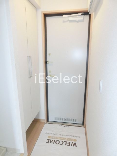 玄関　玄関にはシューズボックスあり