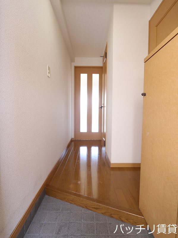 玄関　別号室写真の為、現況を優先致します。