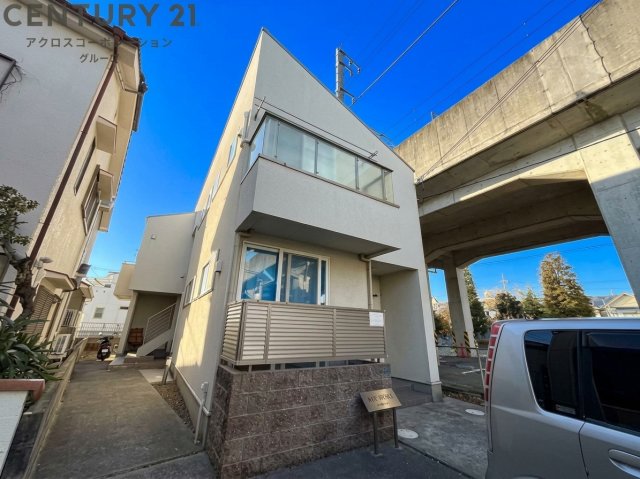 建物外観　敷地内に駐車場あります☆