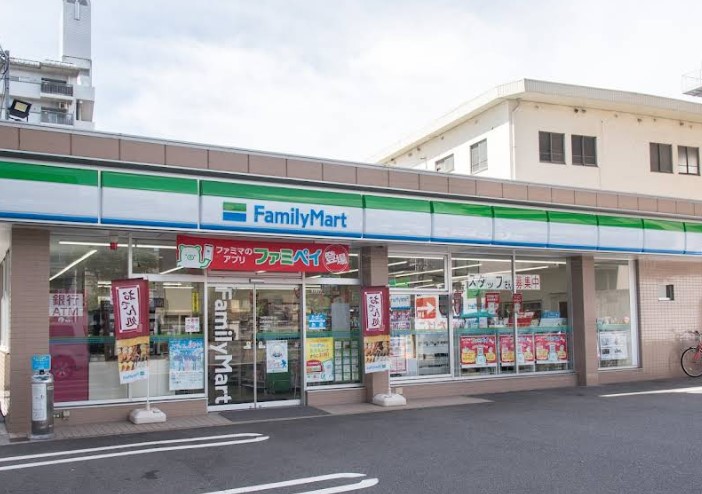 コンビニ　ファミリーマート広島観音店（コンビニ）まで64m