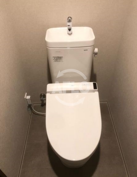 トイレ　クレヴィアタワー御堂筋本町　温水洗浄便座