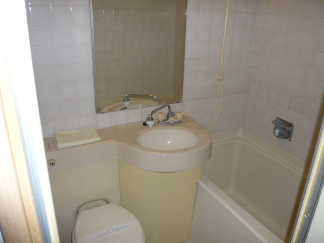 トイレ　3点ユニットのトイレになります。
